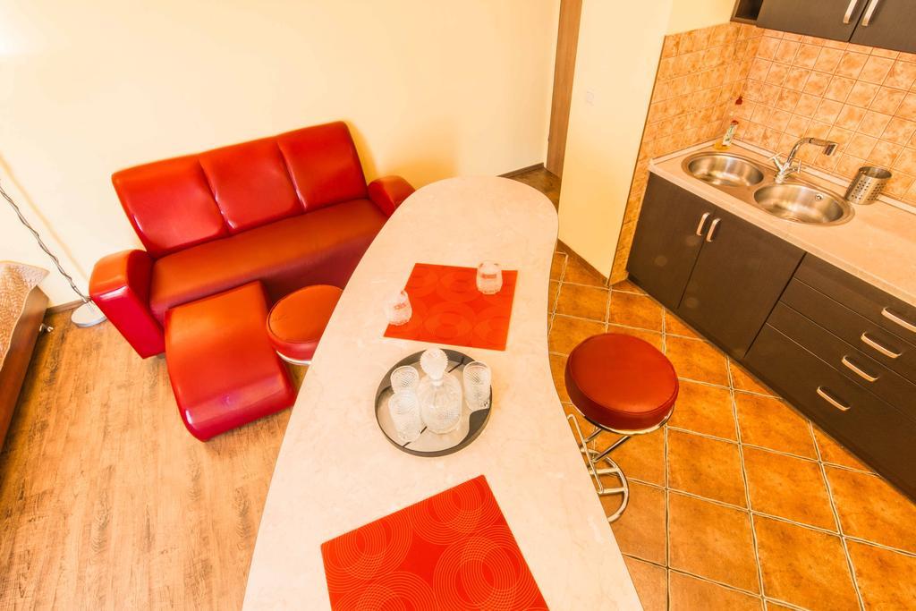 Red Apartment Wroclaw Room photo